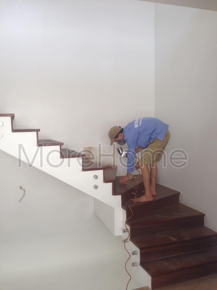 Thi công mặt bậc cầu thang gỗ Lim Nam Phi